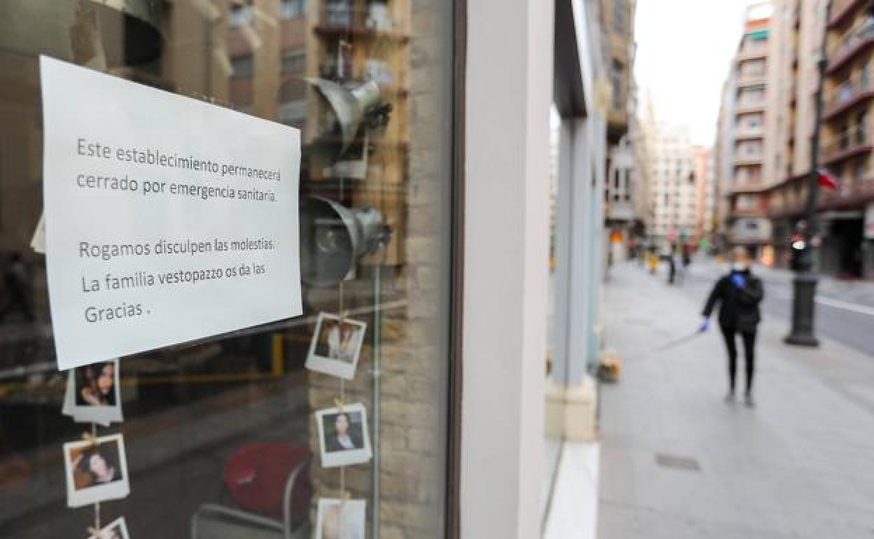 Un comercio cerrado en una calle de Valencia.