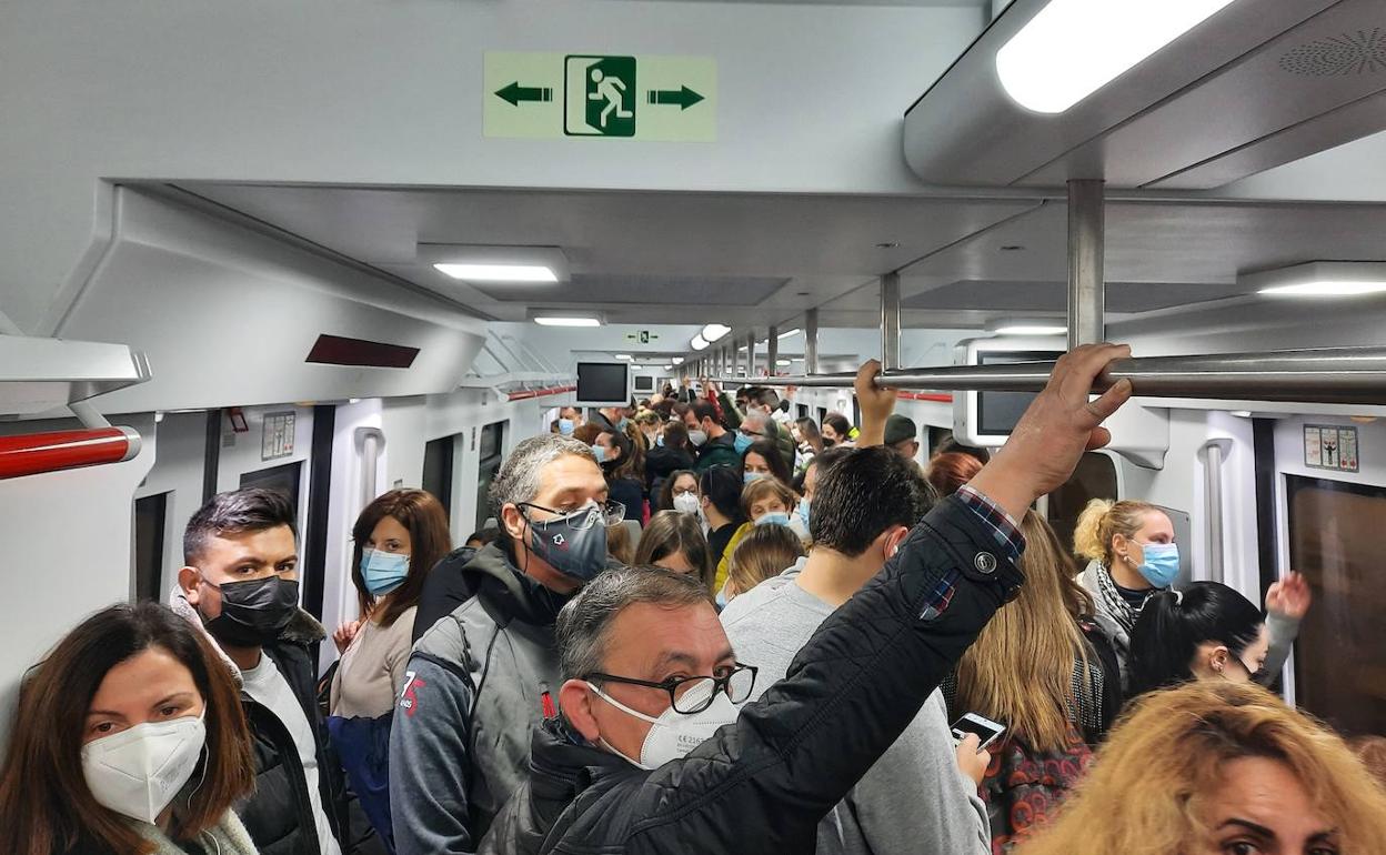 Pasajeros de Cercanías critican las aglomeraciones en horas punta