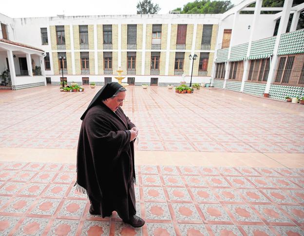 Puçol. La hermana Estíbaliz Reino camina por el patio del convento de las Carmelitas Descalzas.