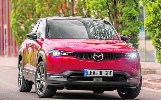 Línea menos atractiva que sus hermanos de gama, CX-3 o CX-30.