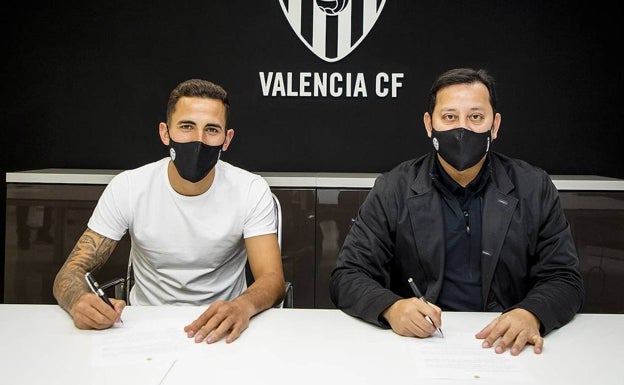 Christian Oliva, en el momento de plasmar su firma en su contrato con el Valencia. 