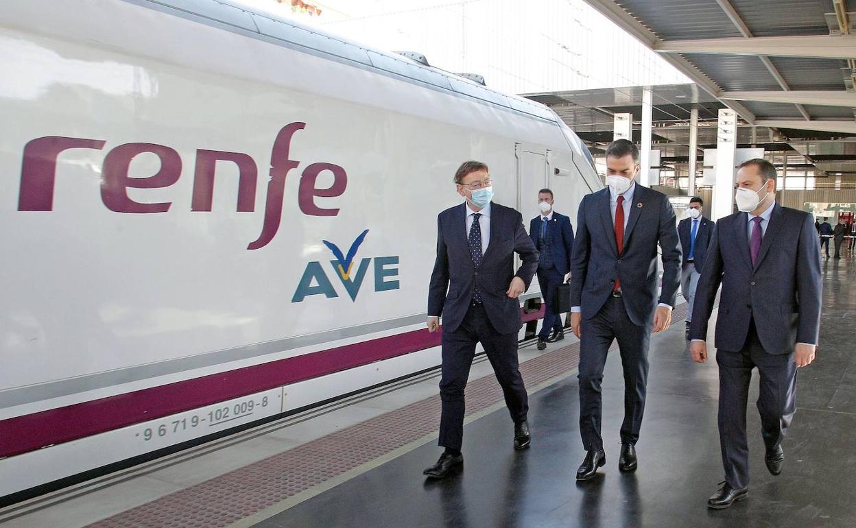 Ximo Puig, Pedro Sánchez y José Luis Ábalos durante la inauguración.