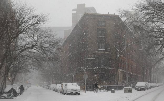 Imagen principal - Una fuerte tormenta de nieve amenaza con paralizar Nueva York