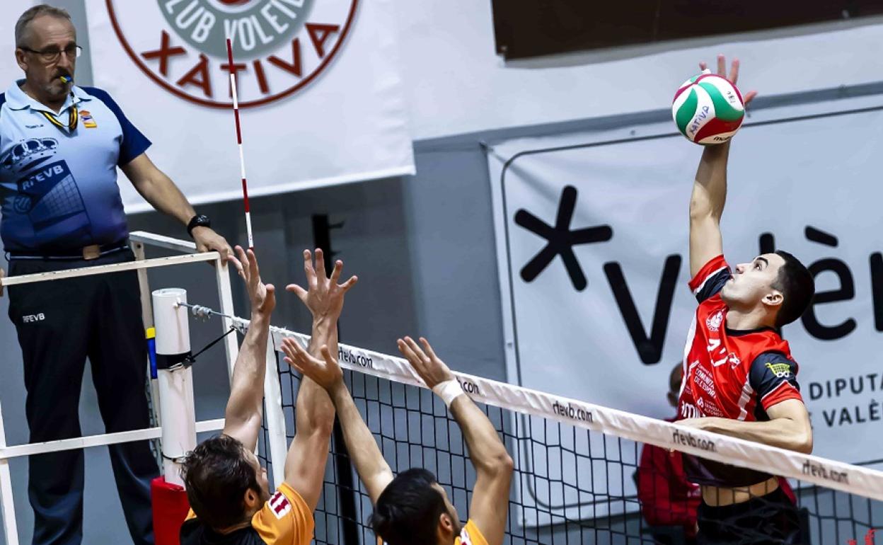 Un momento del encuentro del Xàtiva Voleibol masculino. 