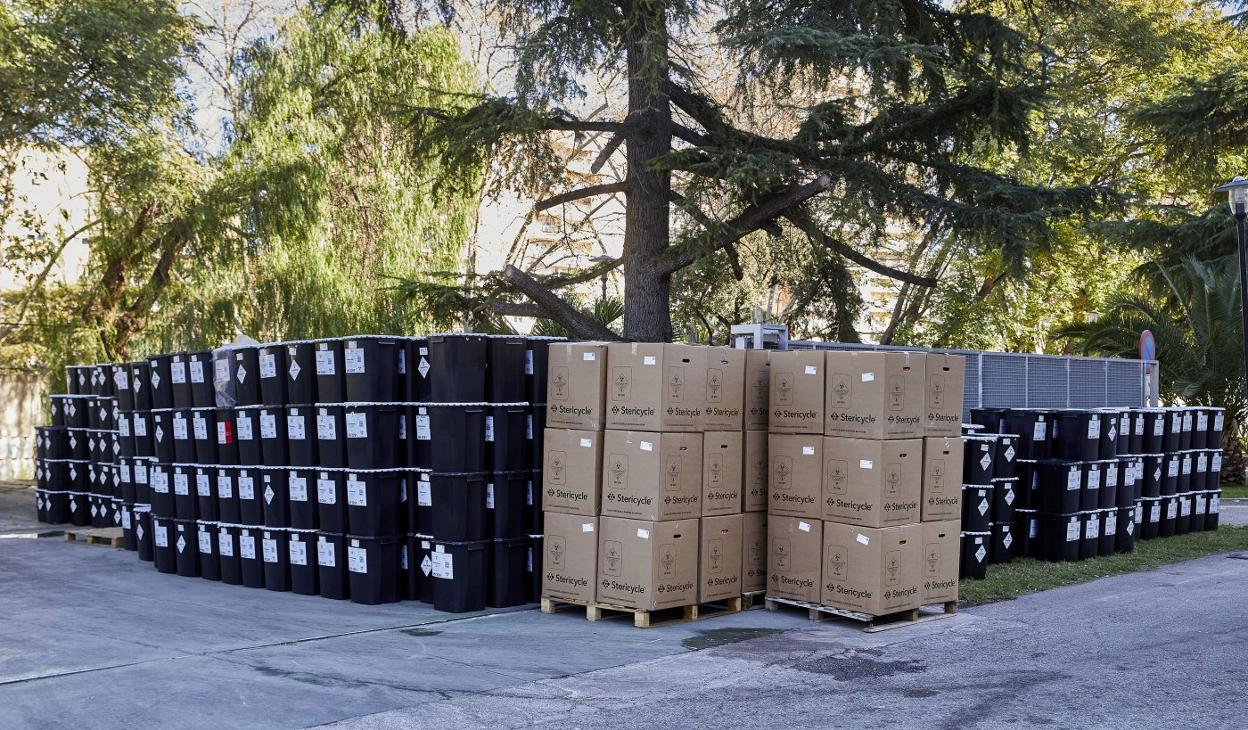 Contenedores con residuos de Covid almacenados en el jardín del Hospital General de Valencia, pendientes de su recogida. 