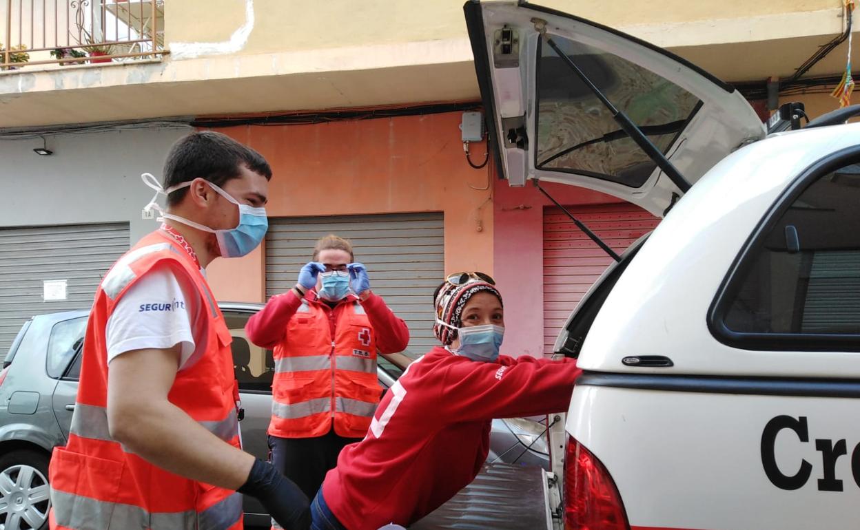 Voluntarios durante una entrega de alimentos. 