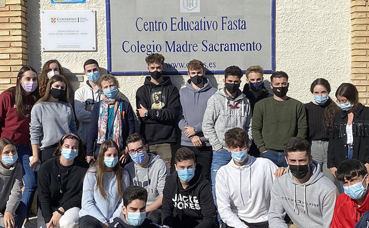 Grupo de alumnos y alumnas de Fasta Madre Sacramento que participan en esta edición. 