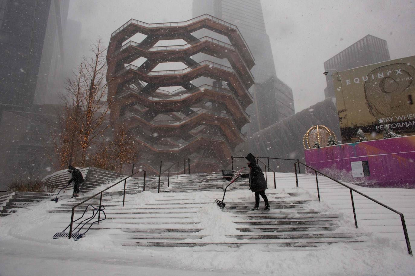 Una gigantesca tormenta invernal azota el noreste de Estados Unidos, ha obligado a cancelar miles de vuelos, cerrar escuelas y suspender la vacunación contra el Covid-19 en Nueva York, que enfrenta posiblemente una de las mayores nevadas de su historia. El alcalde de Nueva York, Bill de Blasio, ha decretado el estado de emergencia en la ciudad de 8,6 millones de habitantes, donde se esperan más de 50 cm de nieve. 