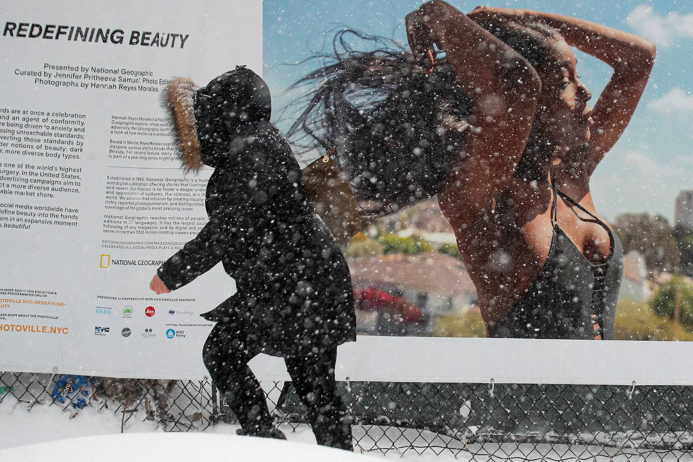 Una gigantesca tormenta invernal azota el noreste de Estados Unidos, ha obligado a cancelar miles de vuelos, cerrar escuelas y suspender la vacunación contra el Covid-19 en Nueva York, que enfrenta posiblemente una de las mayores nevadas de su historia. El alcalde de Nueva York, Bill de Blasio, ha decretado el estado de emergencia en la ciudad de 8,6 millones de habitantes, donde se esperan más de 50 cm de nieve. 