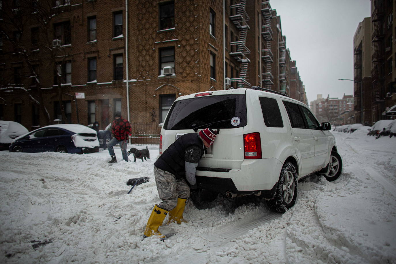 Una gigantesca tormenta invernal azota el noreste de Estados Unidos, ha obligado a cancelar miles de vuelos, cerrar escuelas y suspender la vacunación contra el Covid-19 en Nueva York, que enfrenta posiblemente una de las mayores nevadas de su historia. El alcalde de Nueva York, Bill de Blasio, ha decretado el estado de emergencia en la ciudad de 8,6 millones de habitantes, donde se esperan más de 50 cm de nieve. 