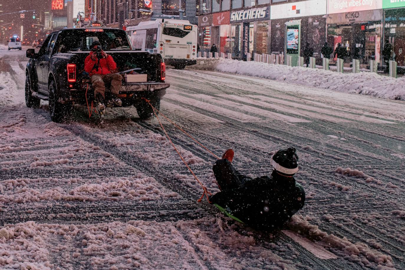 Una gigantesca tormenta invernal azota el noreste de Estados Unidos, ha obligado a cancelar miles de vuelos, cerrar escuelas y suspender la vacunación contra el Covid-19 en Nueva York, que enfrenta posiblemente una de las mayores nevadas de su historia. El alcalde de Nueva York, Bill de Blasio, ha decretado el estado de emergencia en la ciudad de 8,6 millones de habitantes, donde se esperan más de 50 cm de nieve. 