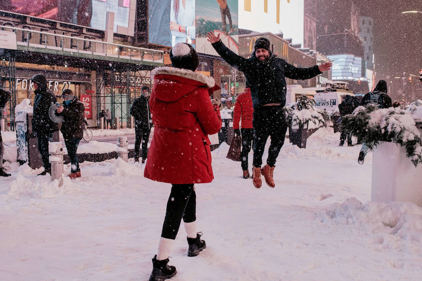 Una gigantesca tormenta invernal azota el noreste de Estados Unidos, ha obligado a cancelar miles de vuelos, cerrar escuelas y suspender la vacunación contra el Covid-19 en Nueva York, que enfrenta posiblemente una de las mayores nevadas de su historia. El alcalde de Nueva York, Bill de Blasio, ha decretado el estado de emergencia en la ciudad de 8,6 millones de habitantes, donde se esperan más de 50 cm de nieve. 