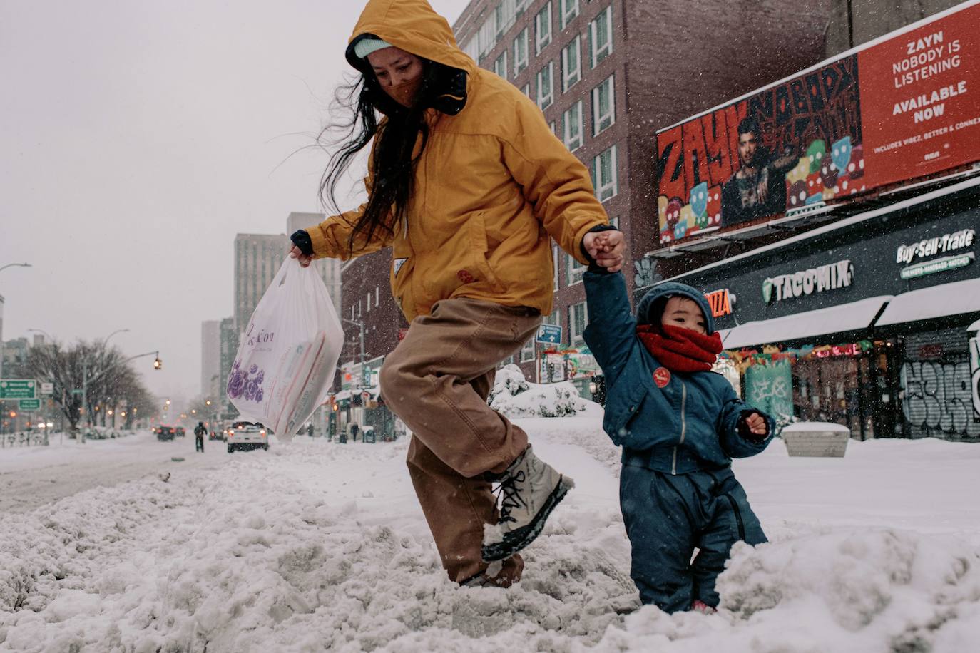 Una gigantesca tormenta invernal azota el noreste de Estados Unidos, ha obligado a cancelar miles de vuelos, cerrar escuelas y suspender la vacunación contra el Covid-19 en Nueva York, que enfrenta posiblemente una de las mayores nevadas de su historia. El alcalde de Nueva York, Bill de Blasio, ha decretado el estado de emergencia en la ciudad de 8,6 millones de habitantes, donde se esperan más de 50 cm de nieve. 