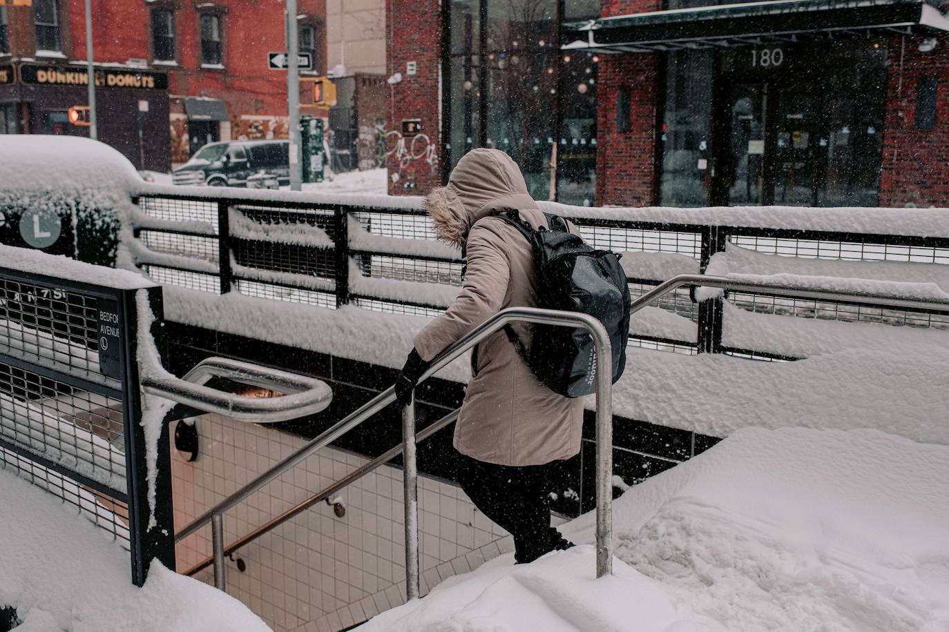 Una gigantesca tormenta invernal azota el noreste de Estados Unidos, ha obligado a cancelar miles de vuelos, cerrar escuelas y suspender la vacunación contra el Covid-19 en Nueva York, que enfrenta posiblemente una de las mayores nevadas de su historia. El alcalde de Nueva York, Bill de Blasio, ha decretado el estado de emergencia en la ciudad de 8,6 millones de habitantes, donde se esperan más de 50 cm de nieve. 