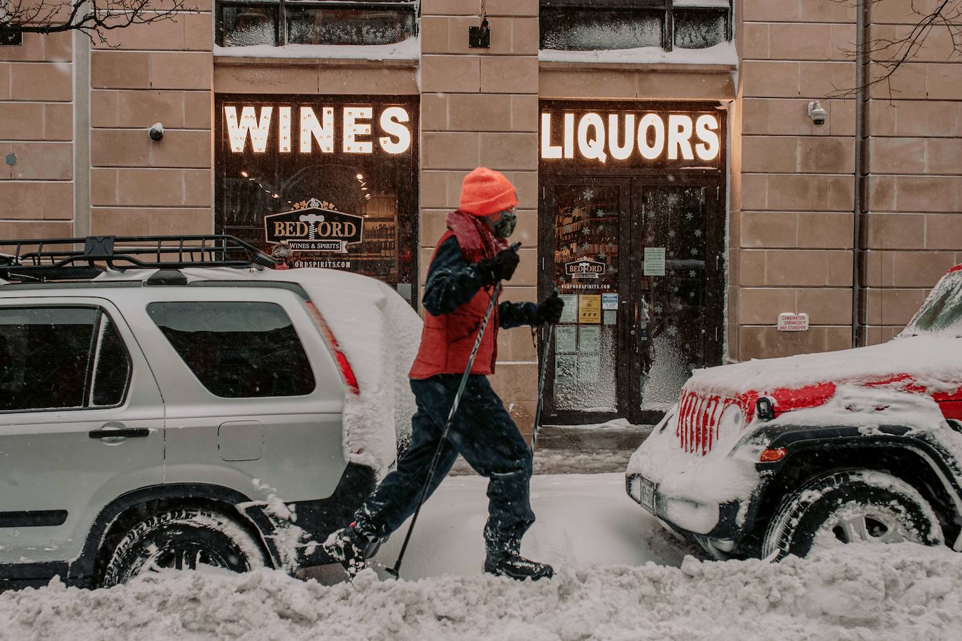 Una gigantesca tormenta invernal azota el noreste de Estados Unidos, ha obligado a cancelar miles de vuelos, cerrar escuelas y suspender la vacunación contra el Covid-19 en Nueva York, que enfrenta posiblemente una de las mayores nevadas de su historia. El alcalde de Nueva York, Bill de Blasio, ha decretado el estado de emergencia en la ciudad de 8,6 millones de habitantes, donde se esperan más de 50 cm de nieve. 