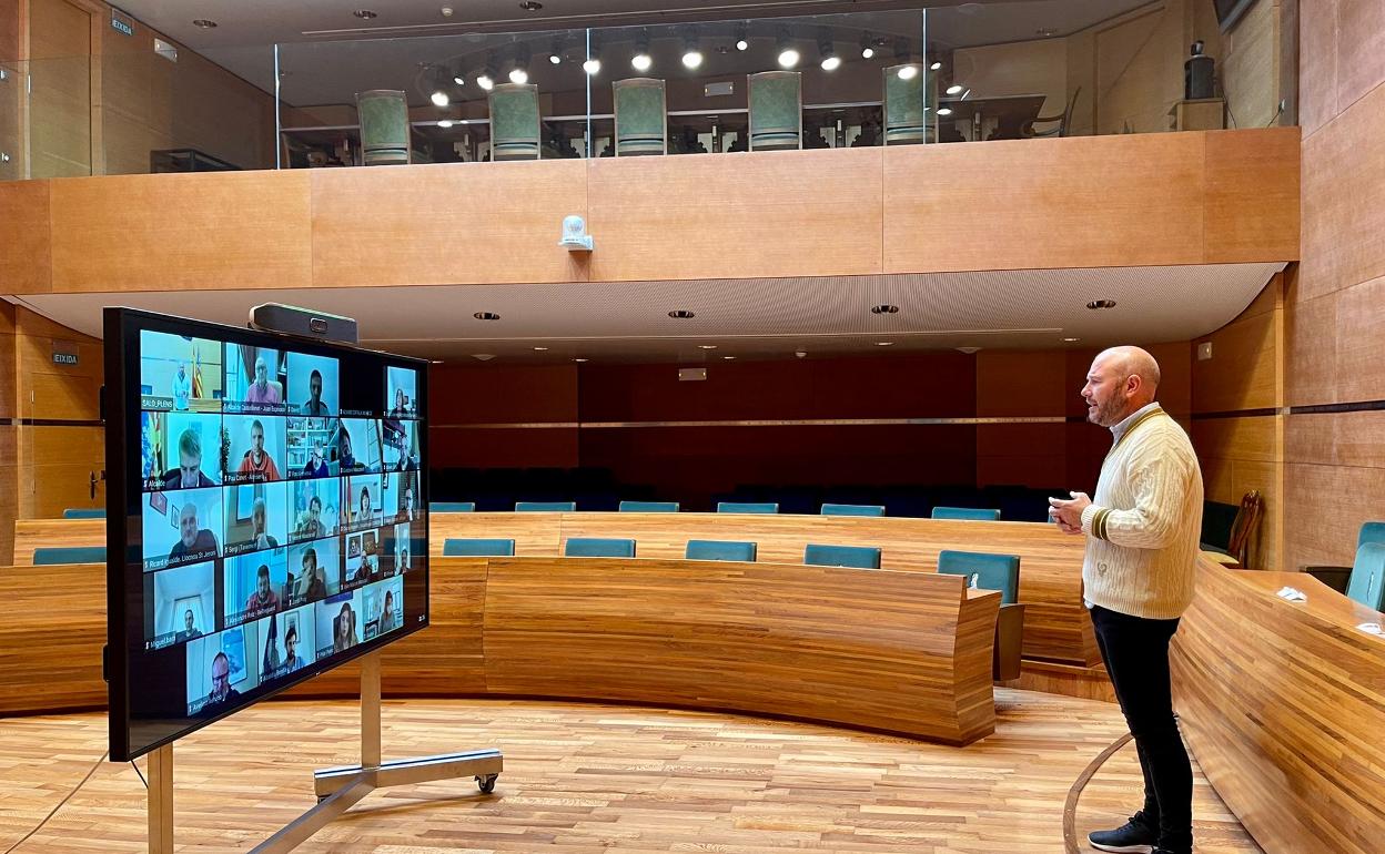 Toni Gaspar durante la reunión con los alcaldes de la Safor. 