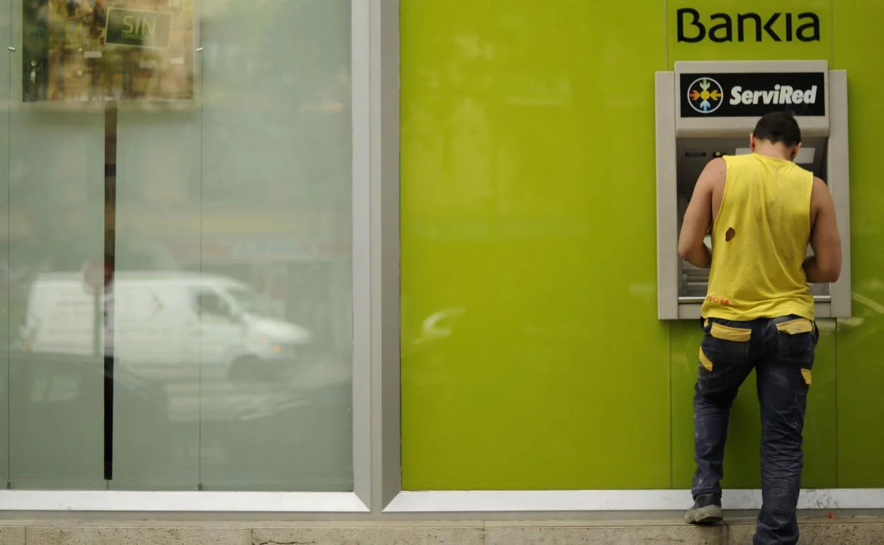 Un cliente de Bankia saca dinero de un cajero. 