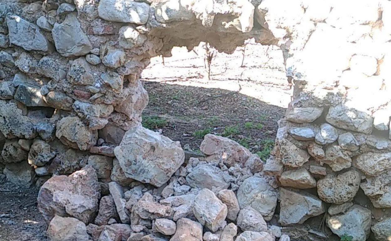 El boquete abierto en el muro del monasterio de Simat. 