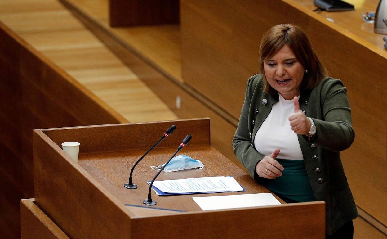 Isabel Bonig en una intervención en Les Corts. 