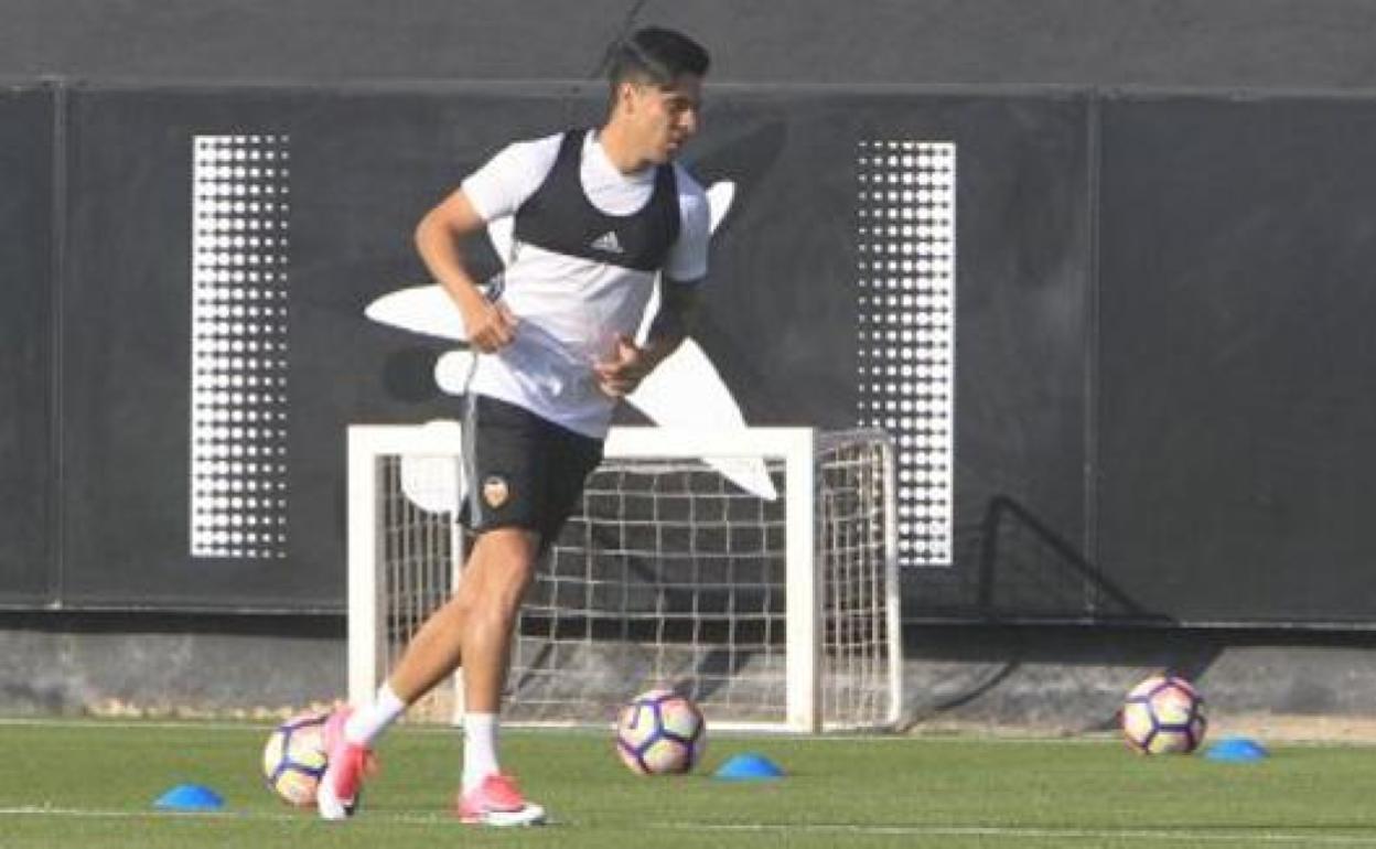 Enzo Pérez, en un entrenamiento con el Valencia.