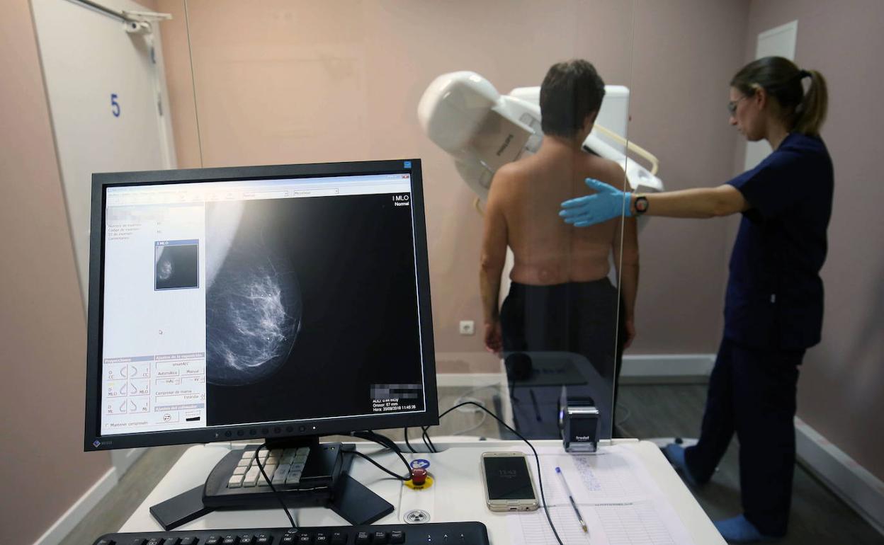 Una mujer durante la realización de una mamografía. 