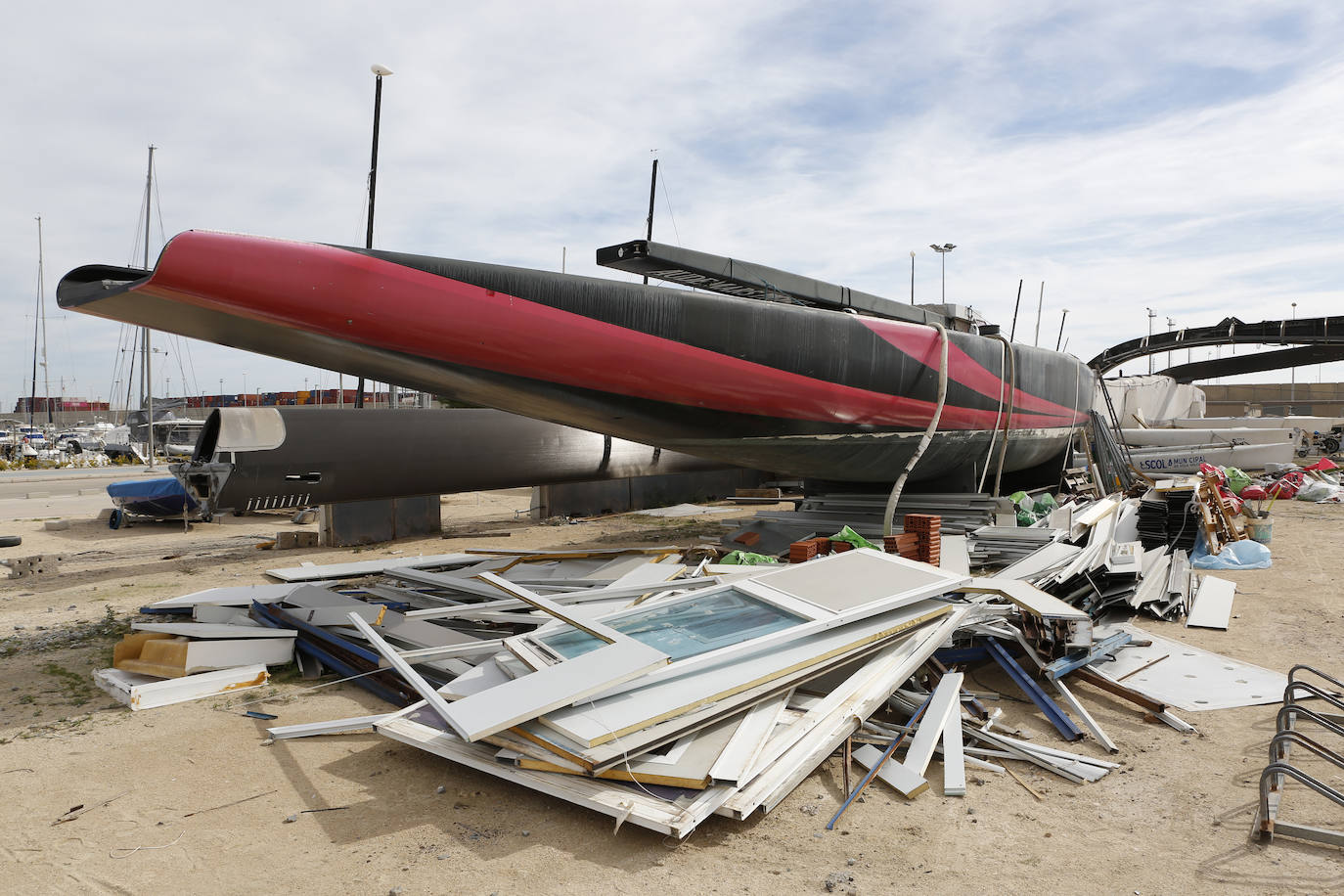 El Alinghi 5 'duerme' entre basura en Valencia. 