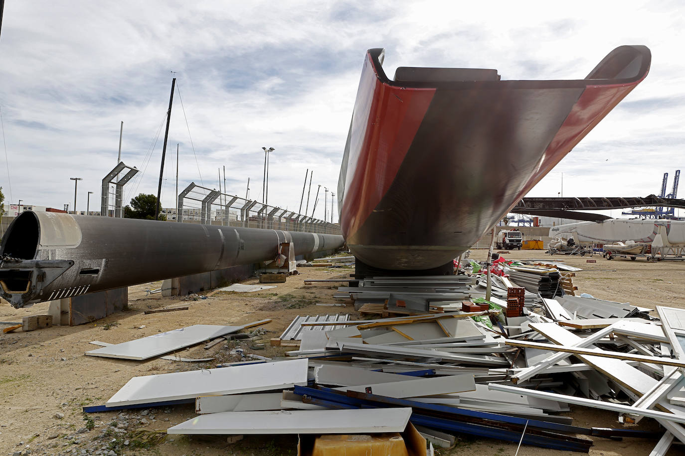 El Alinghi 5 'duerme' entre basura en Valencia. 