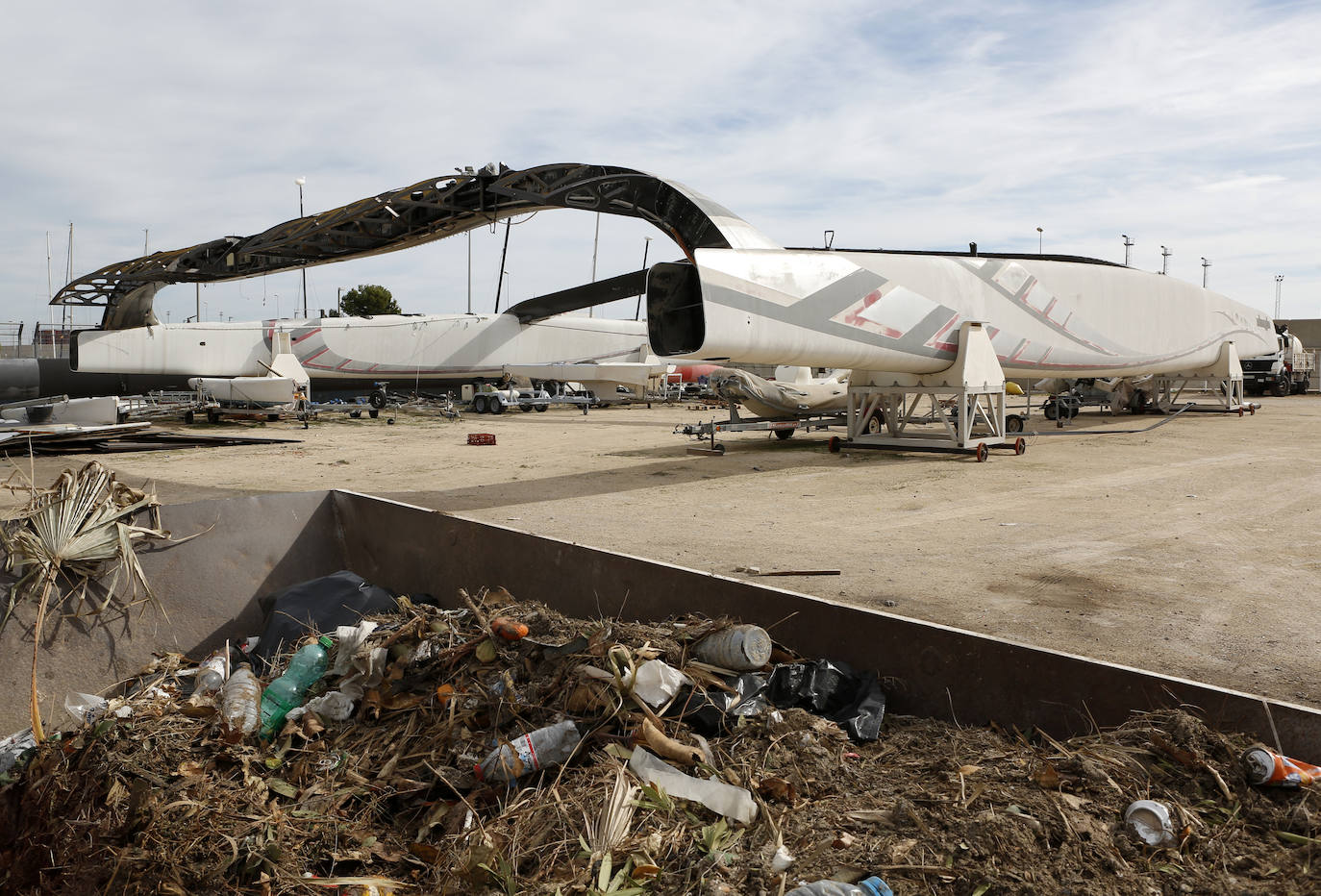 El Alinghi 5 'duerme' entre basura en Valencia. 