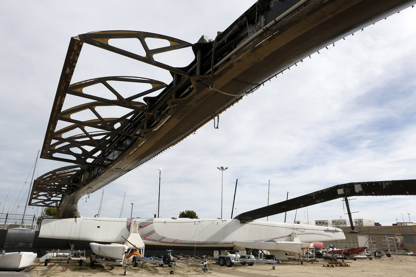 El Alinghi 5 'duerme' entre basura en Valencia. 