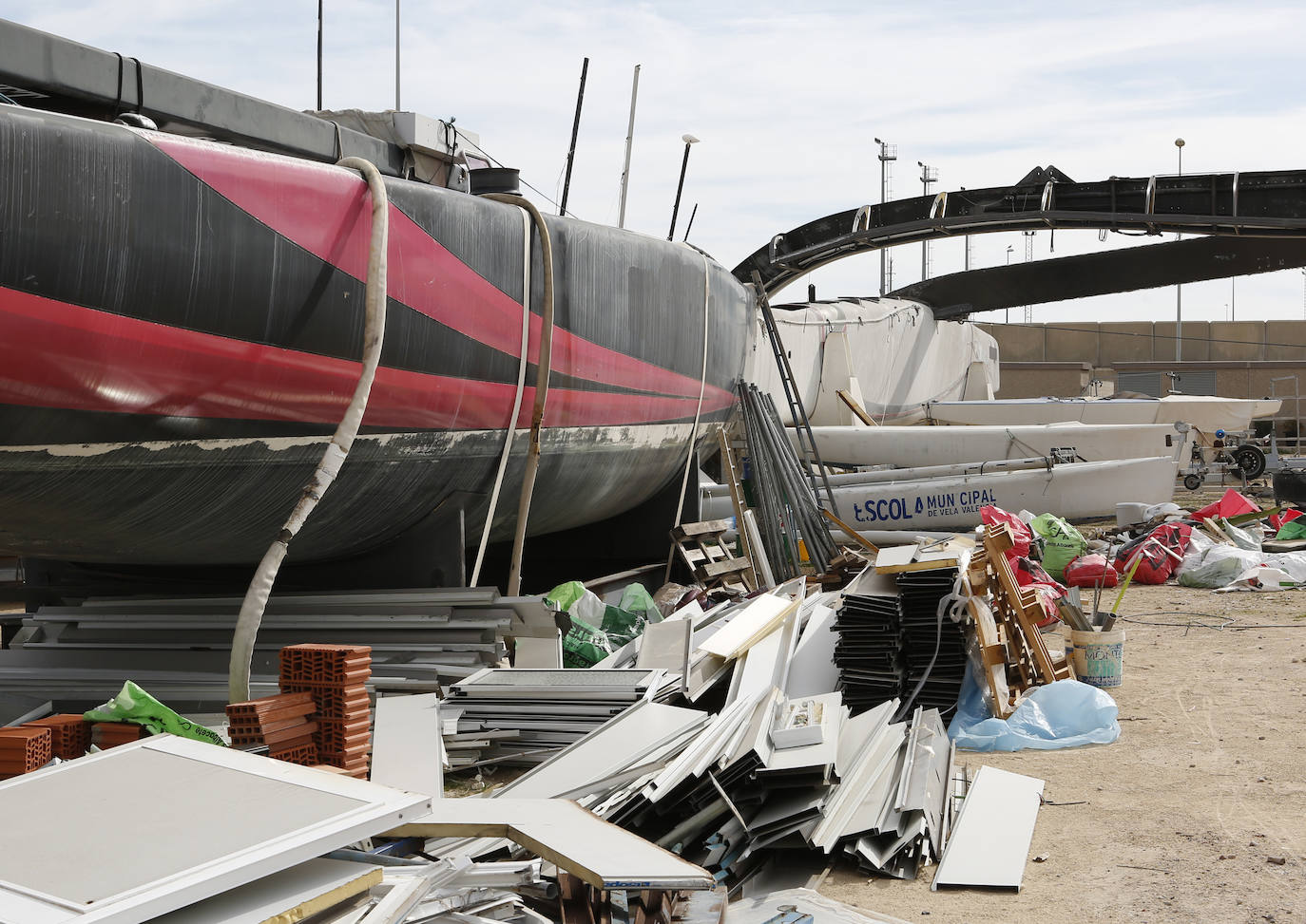 El Alinghi 5 'duerme' entre basura en Valencia. 