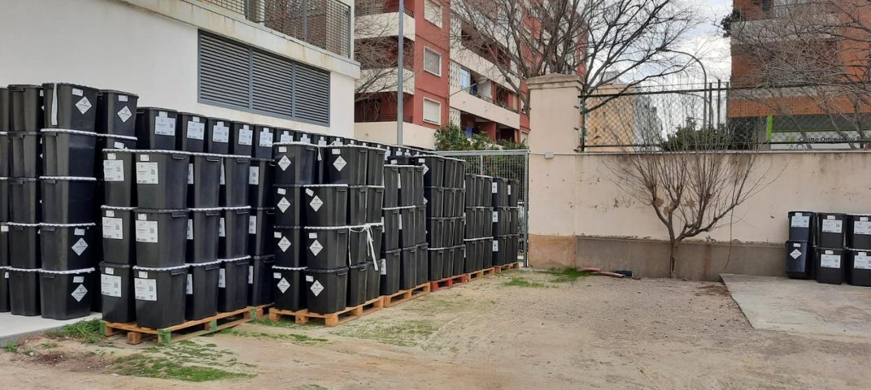 Cientos de contenedores se acumulan a la intemperie en un patio del Hospital General de Valencia, ayer. lp