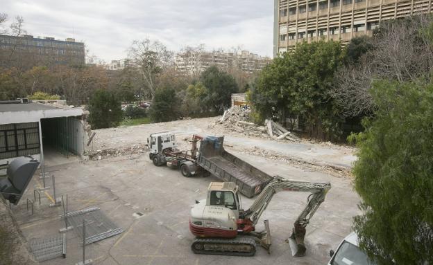 Los derribos eliminan la fachada principal del viejo Agrónomos