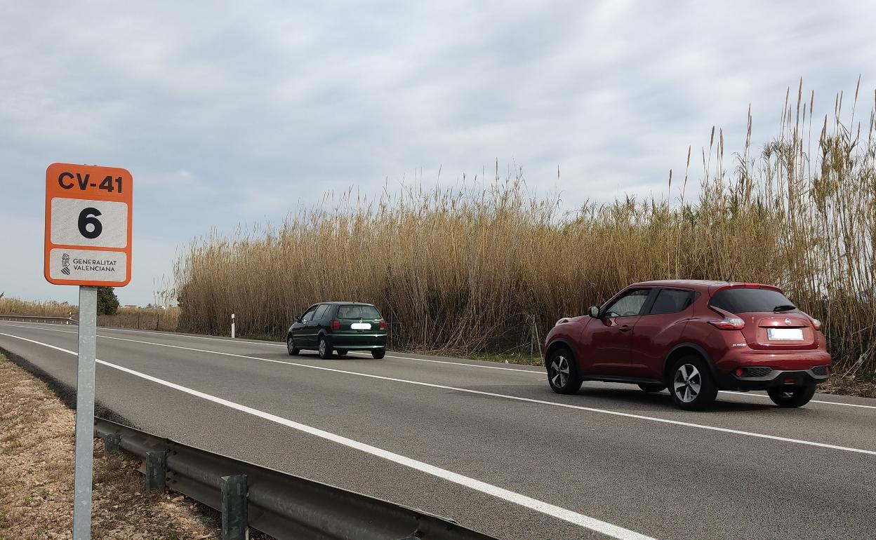 Carretera que se plantea elevar para que sirva de contención. 