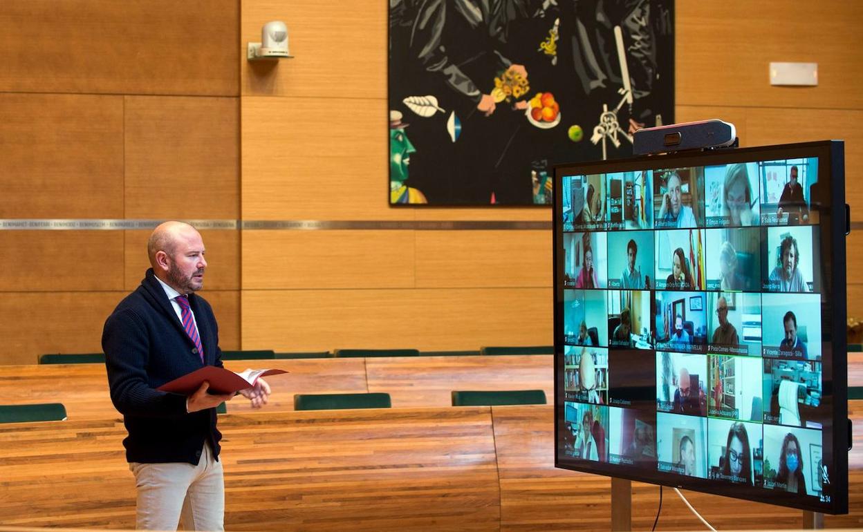 El presidente de la Diputación, Toni Gaspar, en la reunión con los alcaldes por videoconferencia. 
