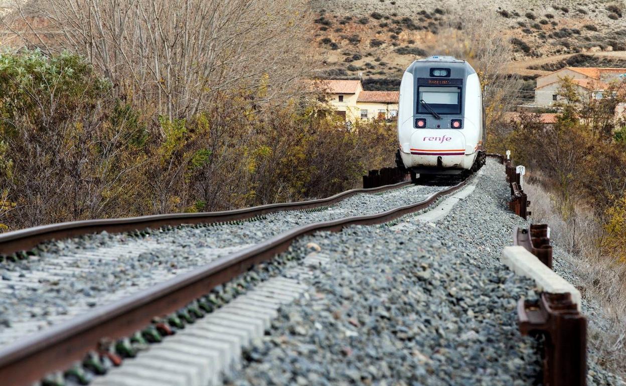 Vista de un tren de pasajeros en la línea de ferrocarril Teruel- Zaragoza, cerca de Navarrete del Río. 