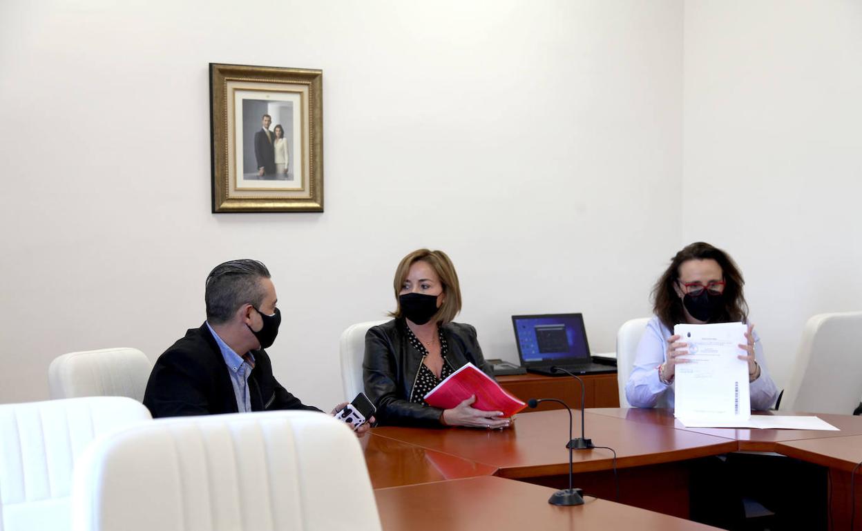 La alcaldesa Carolina Vives junto a uno de sus ediles socialistas de Els Poblets durante la sesión plenaria.