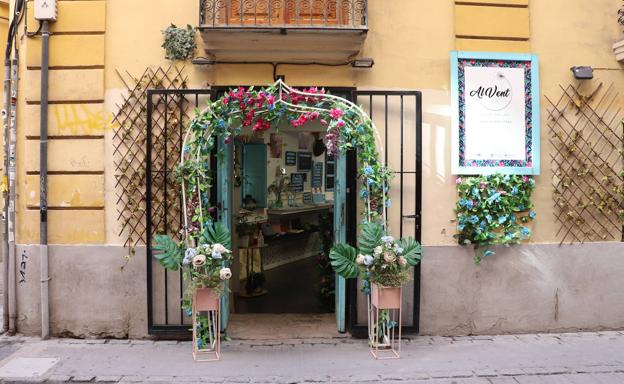 Imagen principal - La pareja cuenta con otra tienda en Ciutat Vella, además de un local en Madrid, donde observan una clientela muy diferente a la valenciana 