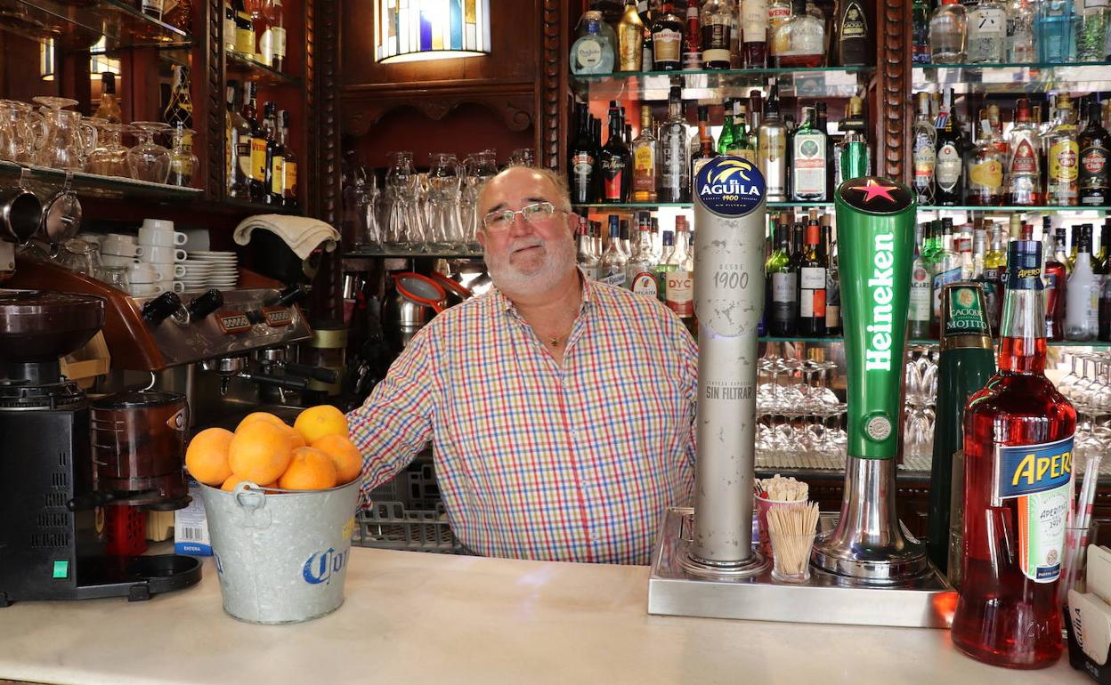 Vicente Mas, dueño del Sant Jaume. Así es esta farmacia reconvertida en bar.