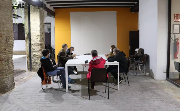 Imagen principal - La asociación realiza las reuniones durante la pandemia en un local cedido por el Ayuntamiento.