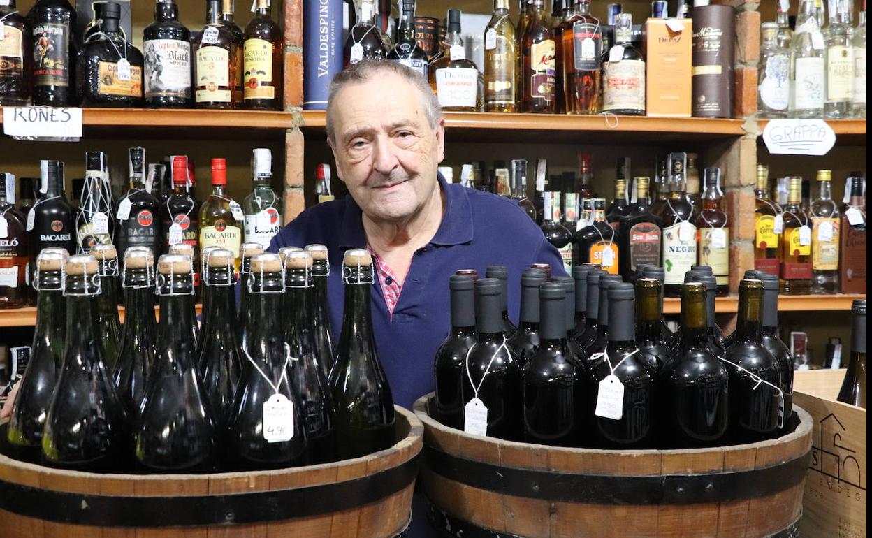 Eduardo Mestres, en el mostrador del Celler Bouquet.