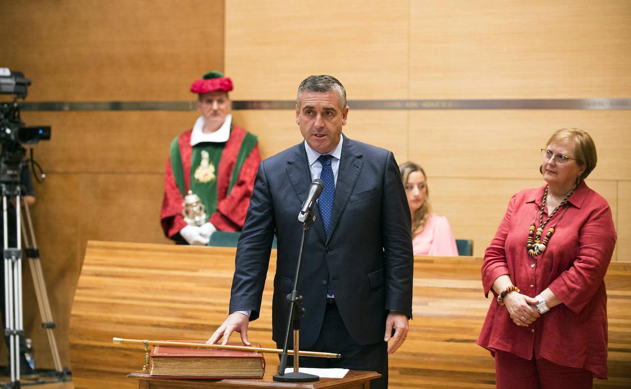 El diputado Carlos Gil, durante su toma de posesión. 