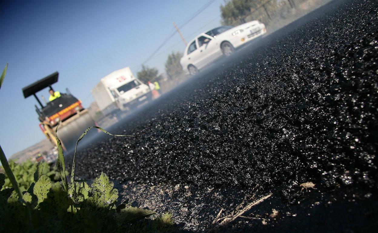 Trabajos de asfaltado en una carretera. 