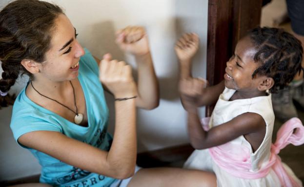 Marta Borrell juega con una niña, en un fotograma del documental.