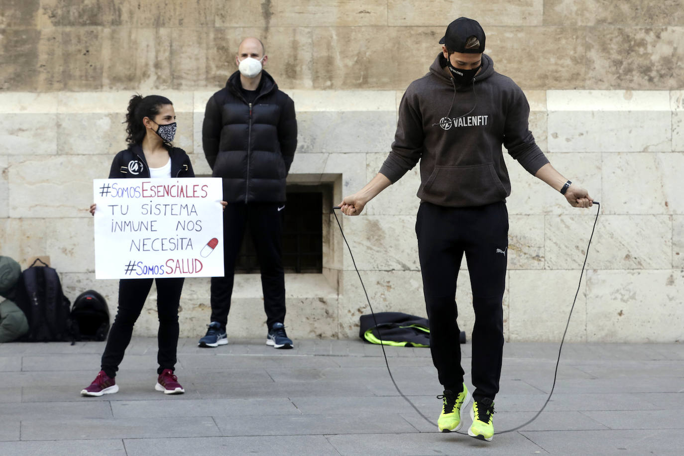 Fotos: Los gimnasios protestan frente al Palau de la Generalitat por el cierre del sector