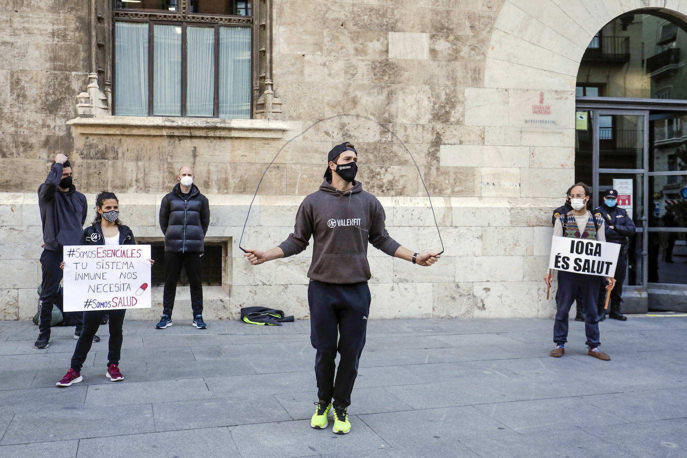 Fotos: Los gimnasios protestan frente al Palau de la Generalitat por el cierre del sector