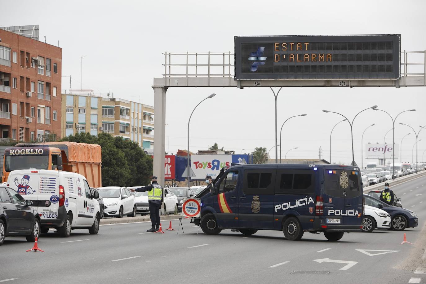 Atascos en el segundo fin de semana de cierre perimetral de Valencia, controlado por operativos policiales en las entradas y salidas de la ciudad. En imagen, la avenida Ausiàs March.