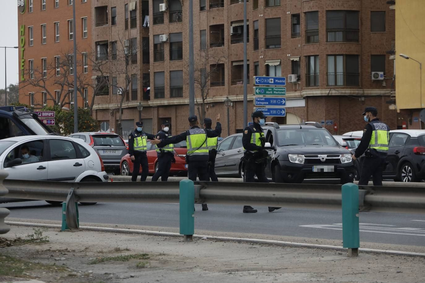 Atascos en el segundo fin de semana de cierre perimetral de Valencia, controlado por operativos policiales en las entradas y salidas de la ciudad. En imagen, la avenida Ausiàs March.