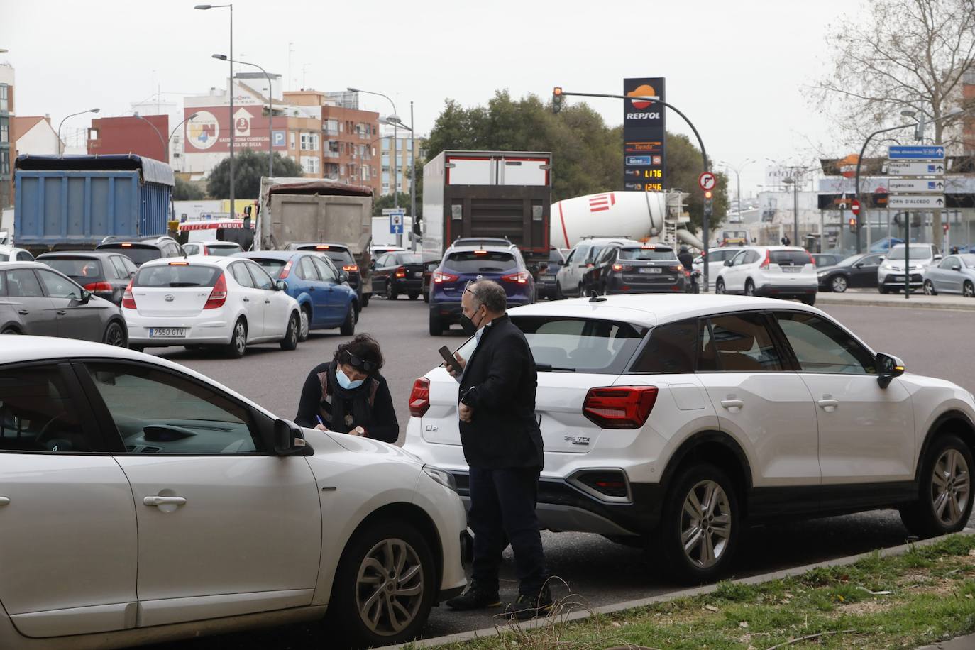 Atascos en el segundo fin de semana de cierre perimetral de Valencia, controlado por operativos policiales en las entradas y salidas de la ciudad. En imagen, la avenida Ausiàs March.