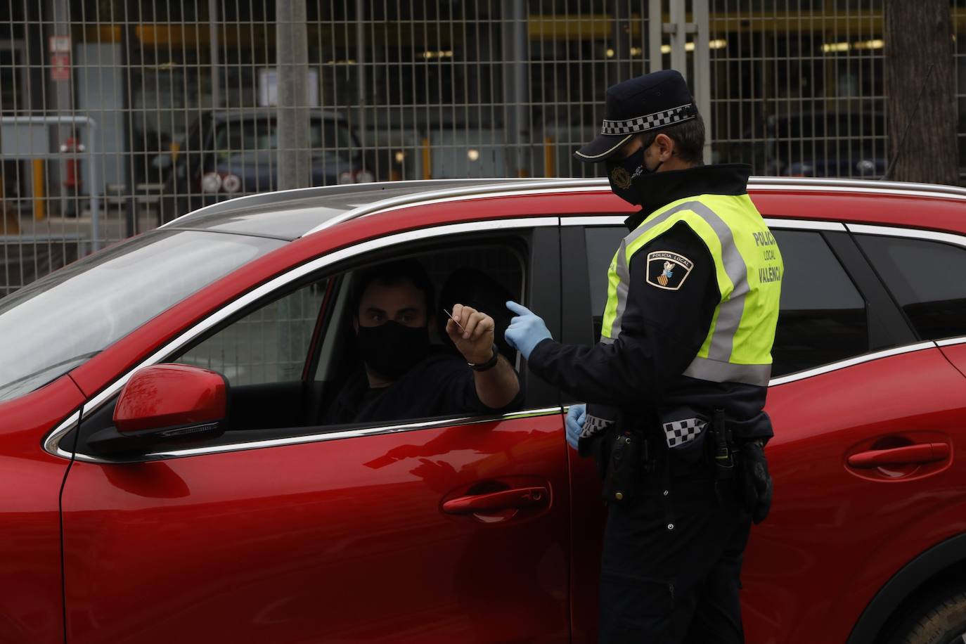 Atascos en el segundo fin de semana de cierre perimetral de Valencia, controlado por operativos policiales en las entradas y salidas de la ciudad. En imagen, Vara de Quart.