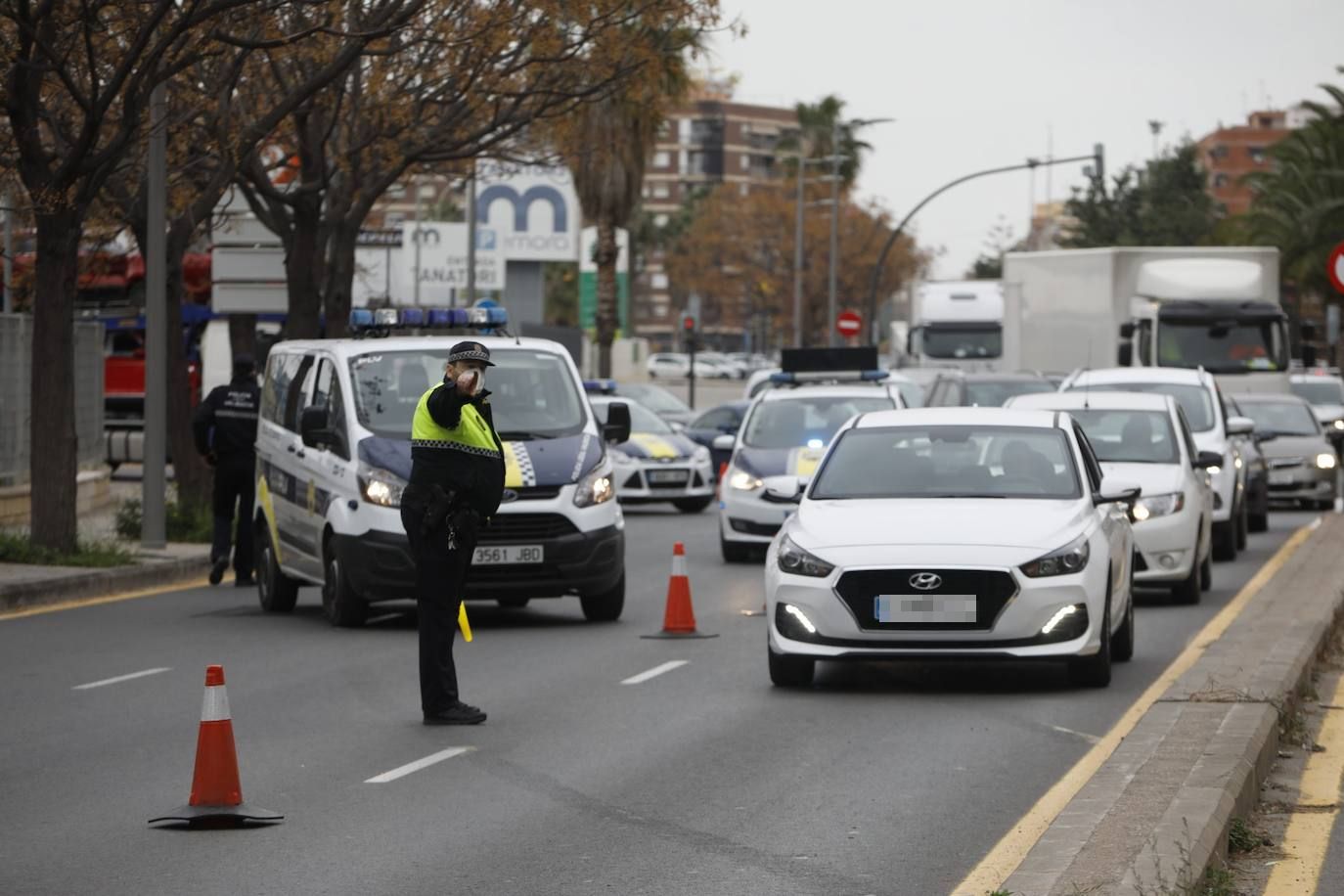 Atascos en el segundo fin de semana de cierre perimetral de Valencia, controlado por operativos policiales en las entradas y salidas de la ciudad. En imagen, Vara de Quart.